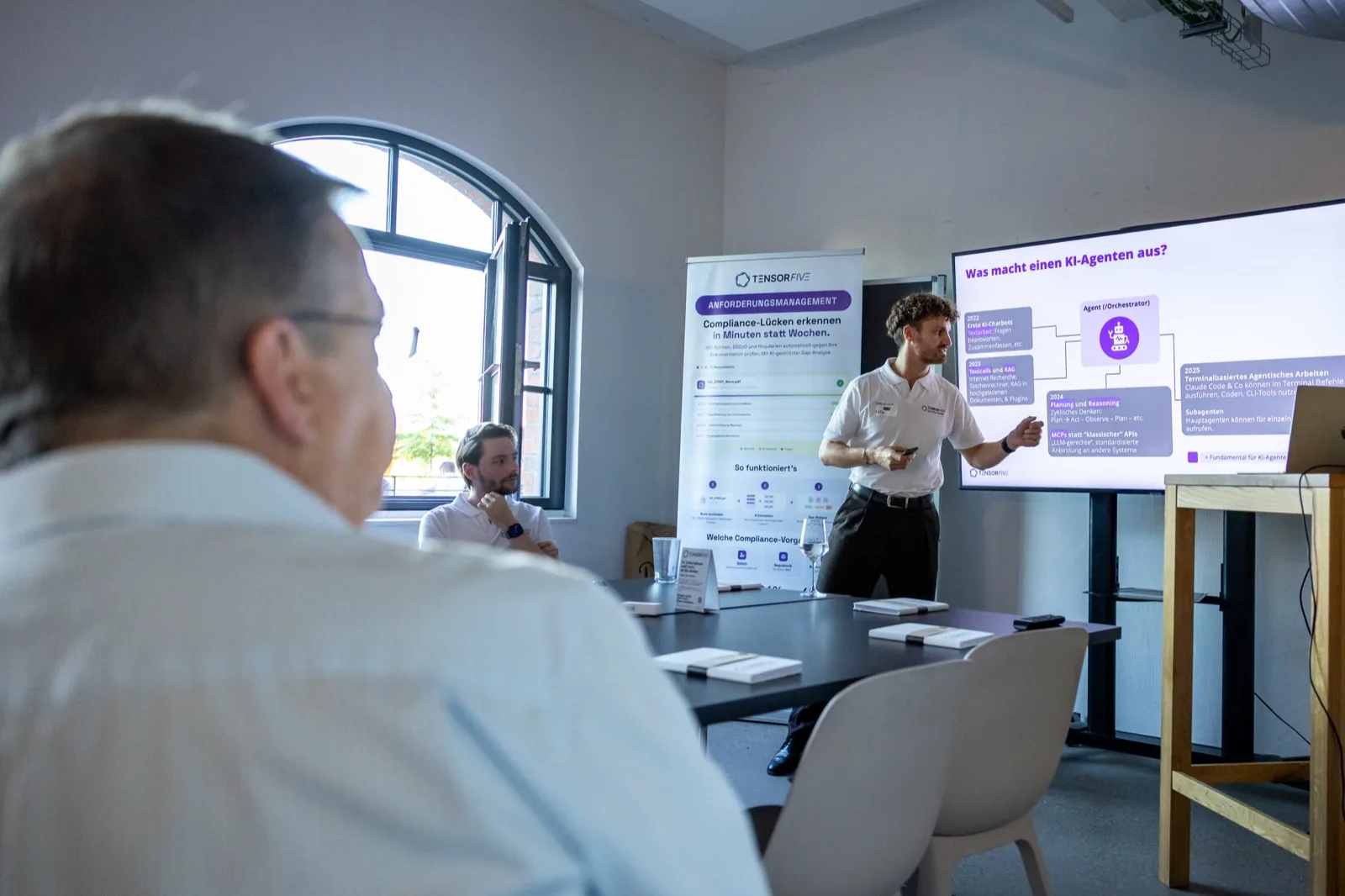 Workshop-Situation mit TensorFive-Präsentation und Teilnehmenden